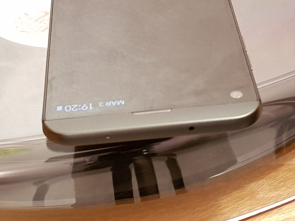 LG Q8