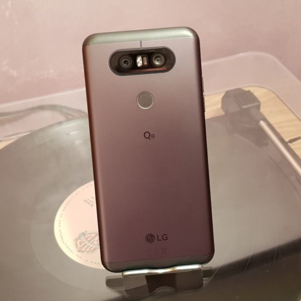 LG Q8